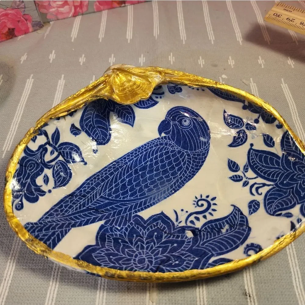 DECOUPAGE CLAM SHELL DECOUPAGE BLUE BIRD ON A CLAM SHELL TRINKET DISH - Picture 4 of 10